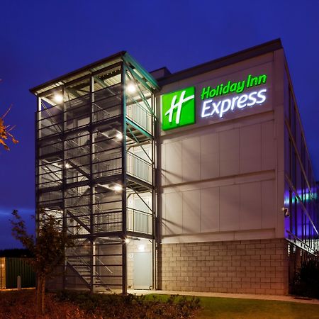 Holiday Inn Express London Stansted Airport By Ihg Stansted Mountfitchet Exterior foto
