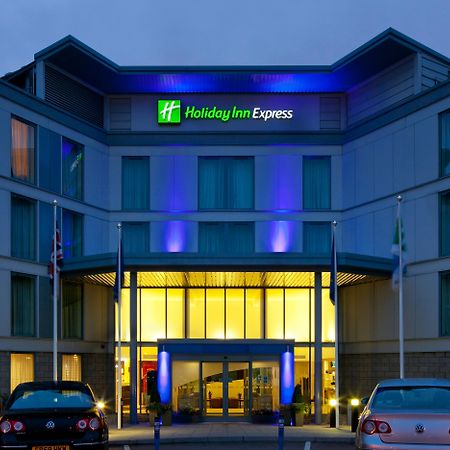 Holiday Inn Express London Stansted Airport By Ihg Stansted Mountfitchet Exterior foto