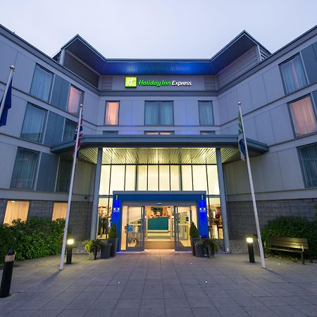 Holiday Inn Express London Stansted Airport By Ihg Stansted Mountfitchet Exterior foto