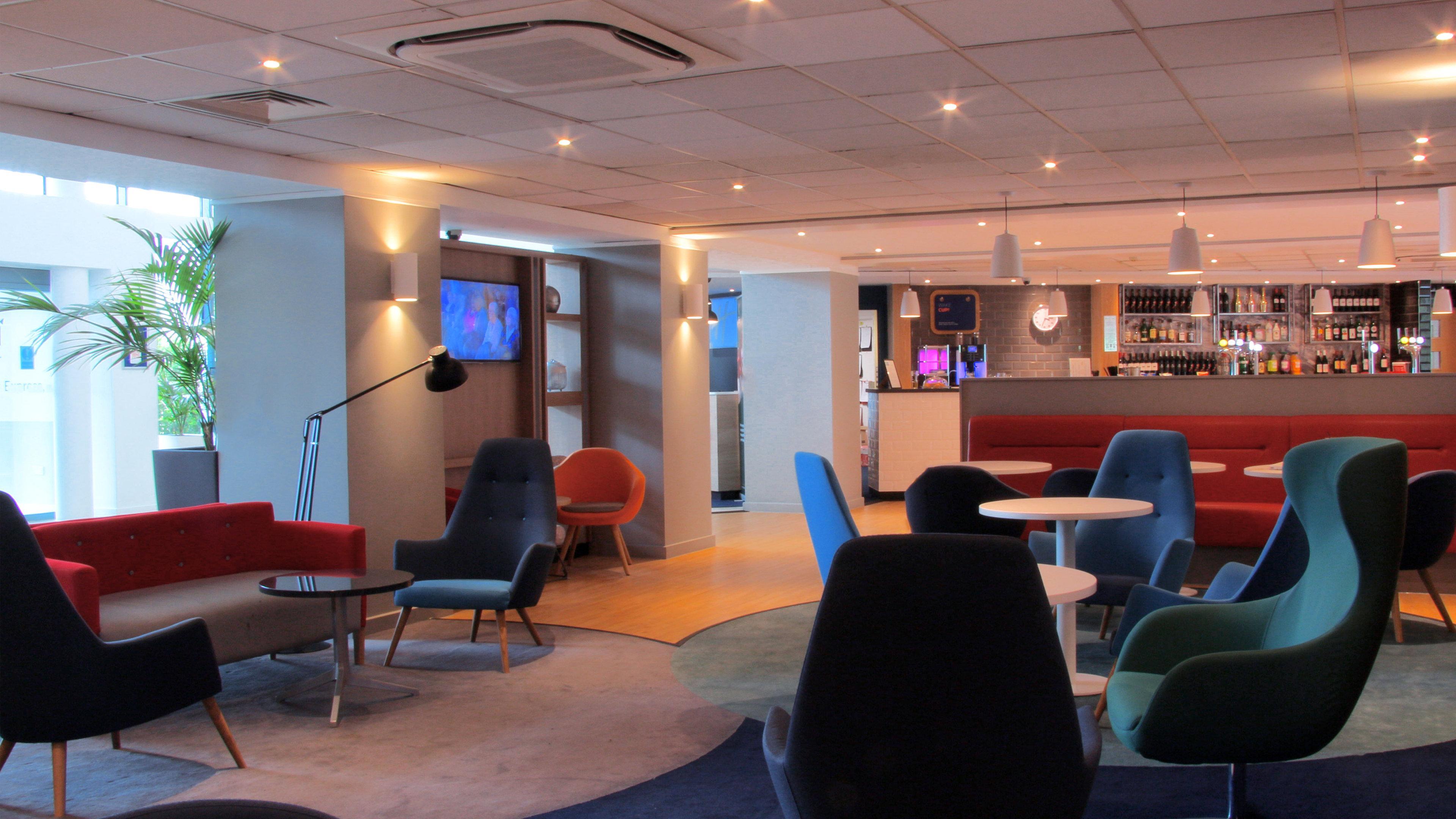 Holiday Inn Express London Stansted Airport By Ihg Stansted Mountfitchet Exterior foto