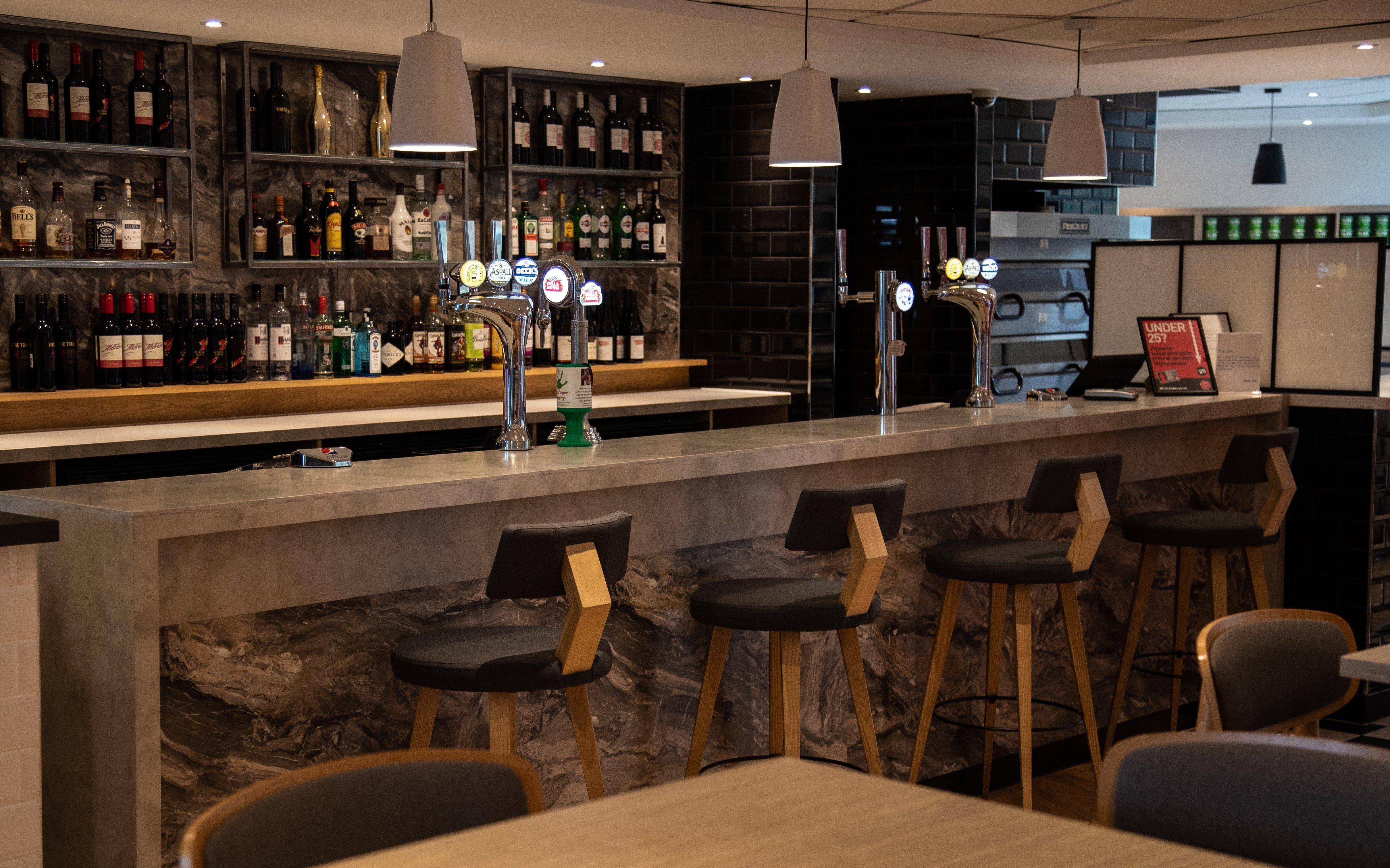 Holiday Inn Express London Stansted Airport By Ihg Stansted Mountfitchet Exterior foto