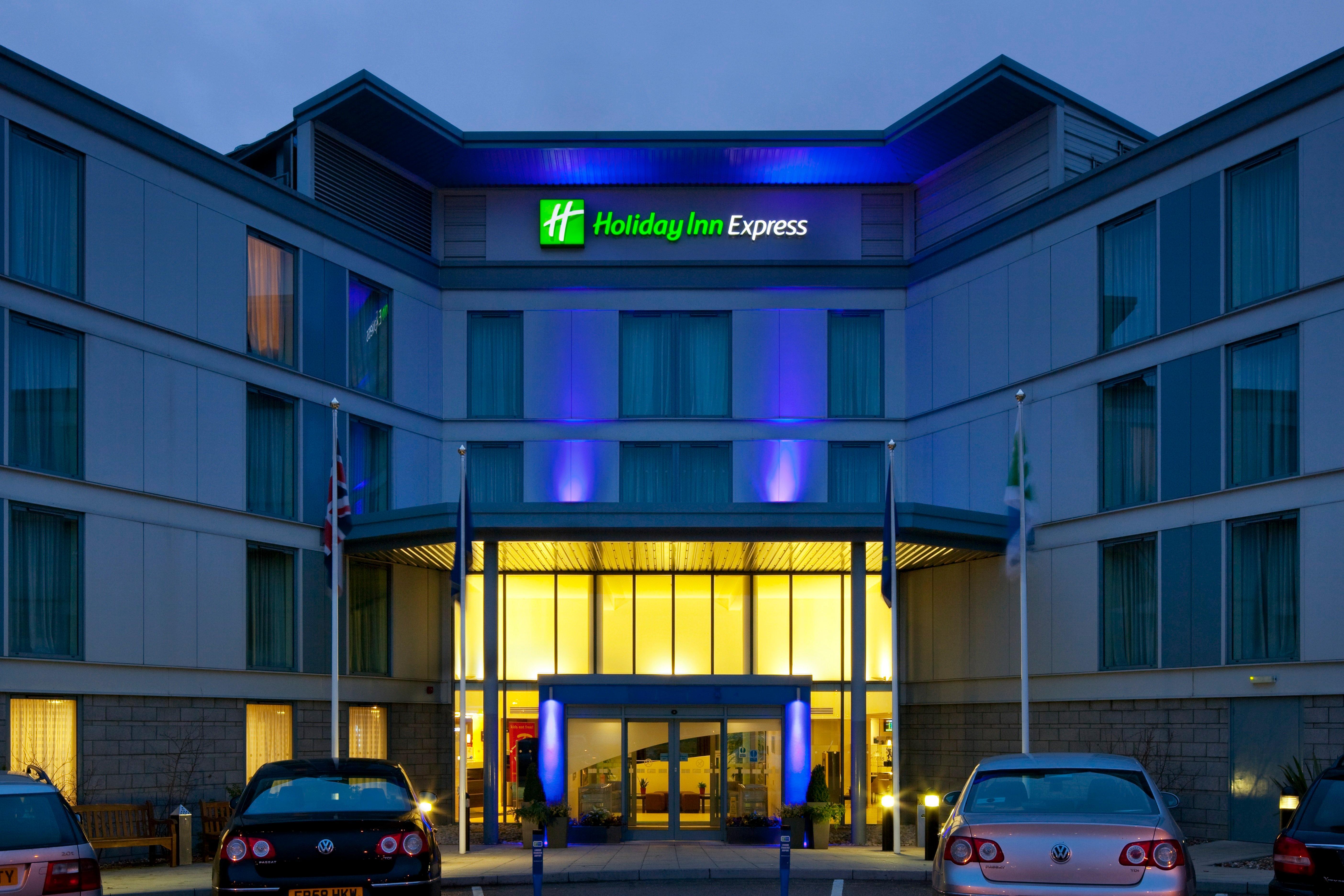 Holiday Inn Express London Stansted Airport By Ihg Stansted Mountfitchet Exterior foto
