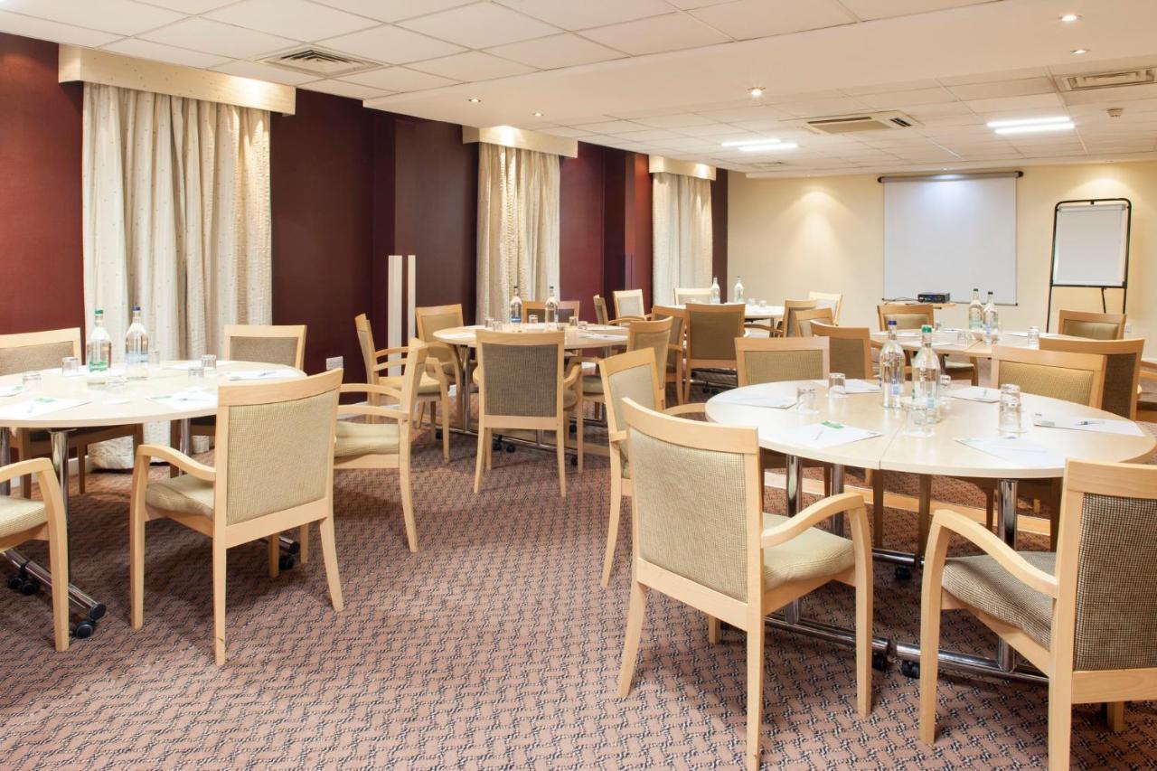 Holiday Inn Express London Stansted Airport By Ihg Stansted Mountfitchet Exterior foto