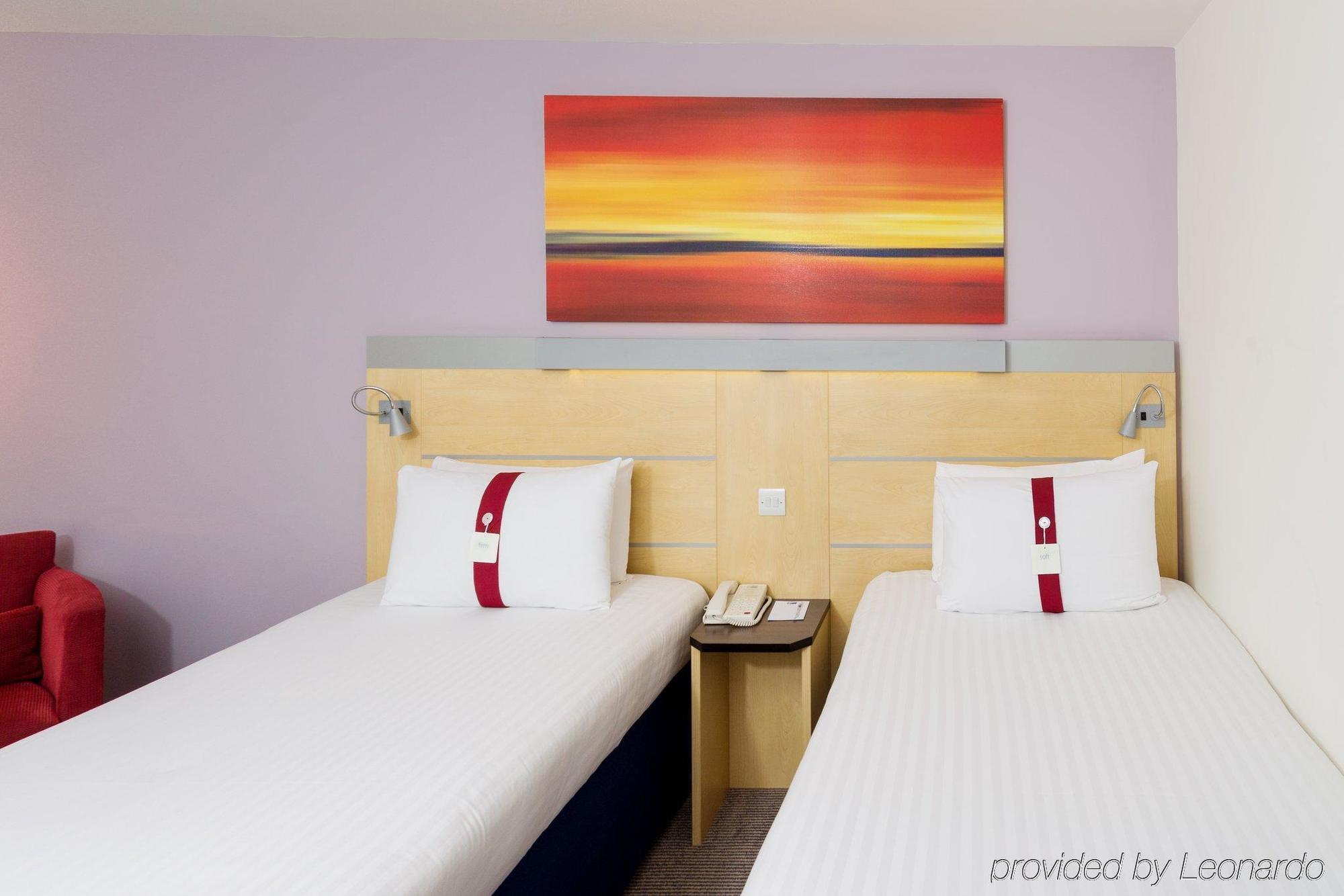 Holiday Inn Express London Stansted Airport By Ihg Stansted Mountfitchet Exterior foto