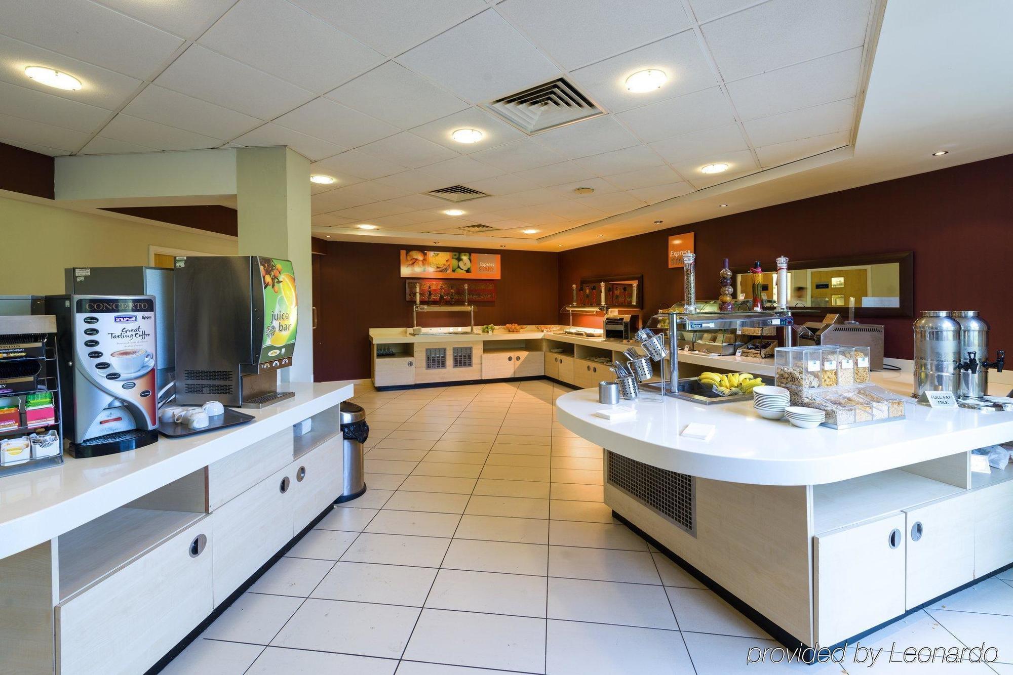 Holiday Inn Express London Stansted Airport By Ihg Stansted Mountfitchet Exterior foto