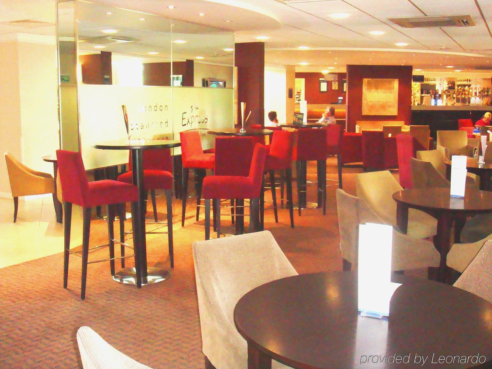 Holiday Inn Express London Stansted Airport By Ihg Stansted Mountfitchet Exterior foto