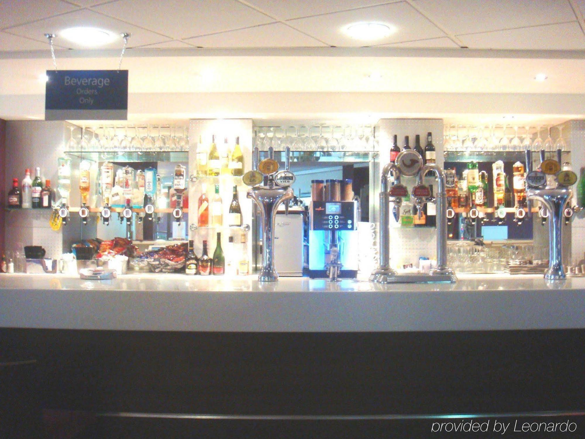 Holiday Inn Express London Stansted Airport By Ihg Stansted Mountfitchet Exterior foto
